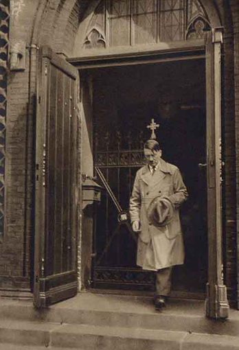 Der katholische Adolf Hitler kommt aus der Seekirche in Wilhelmshaven