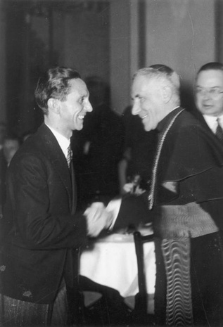 Dr. Joseph Goebbels begrüßt Erzbischof Cesare Orsenigo 1934 im Propaganda-Ministerium