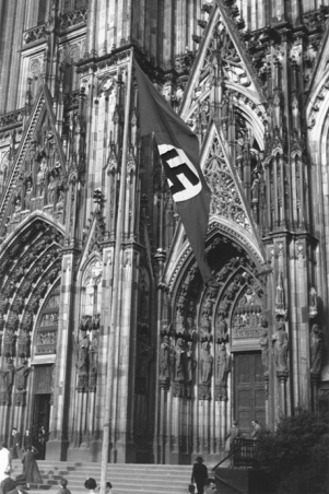 Kölner Dom 1937 mit Hakenkreuzfahne